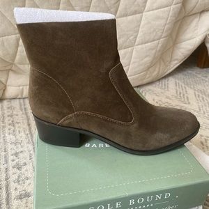 Baretraps Idola Suede Bootie in Moss